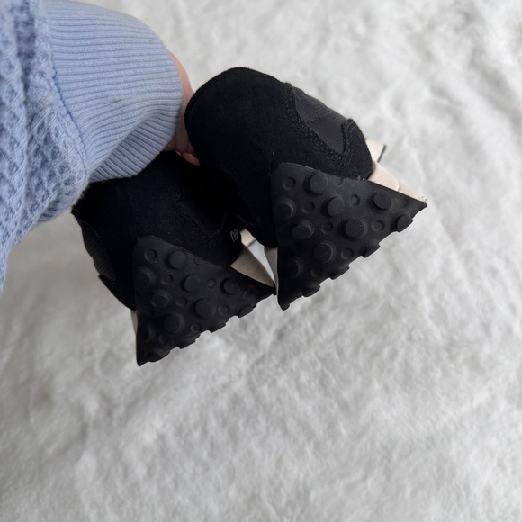 New Balance 327 Black White Boy’s Size 6 - Picture 4 of 15